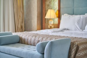 Chambre d’hôtel luxueuse avec lit confortable, idéale pour un séjour relaxant et élégant.